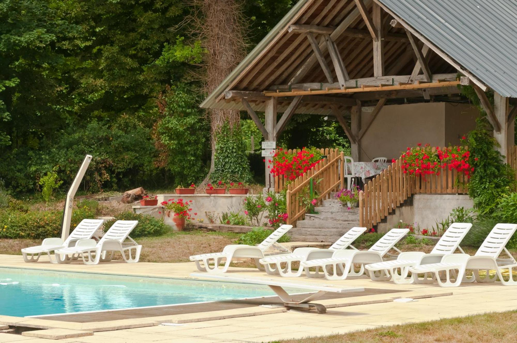Chateau De Salvert - 4 Gites - 32 Personnes Neuille Exterior photo