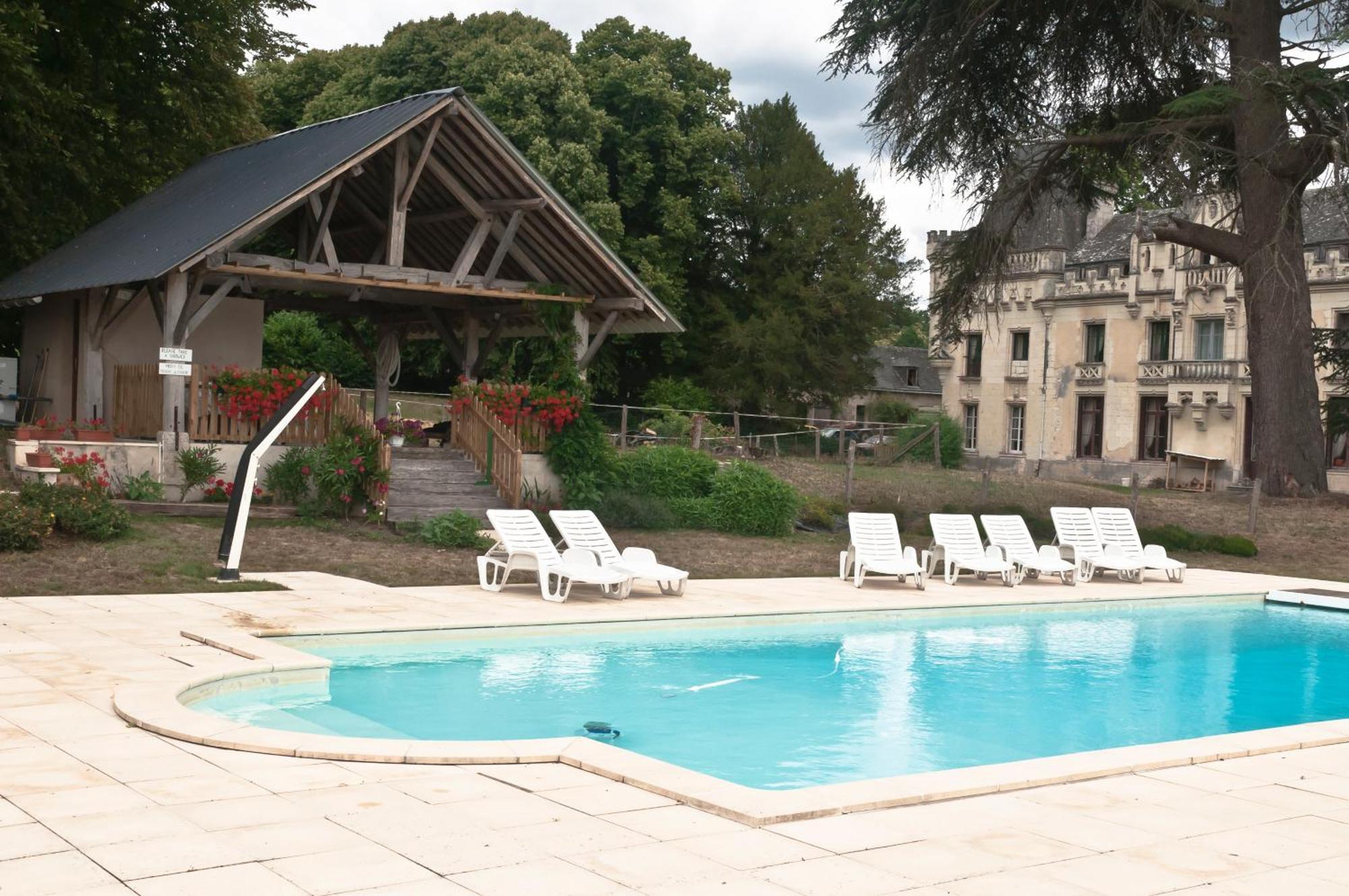 Chateau De Salvert - 4 Gites - 32 Personnes Neuille Exterior photo