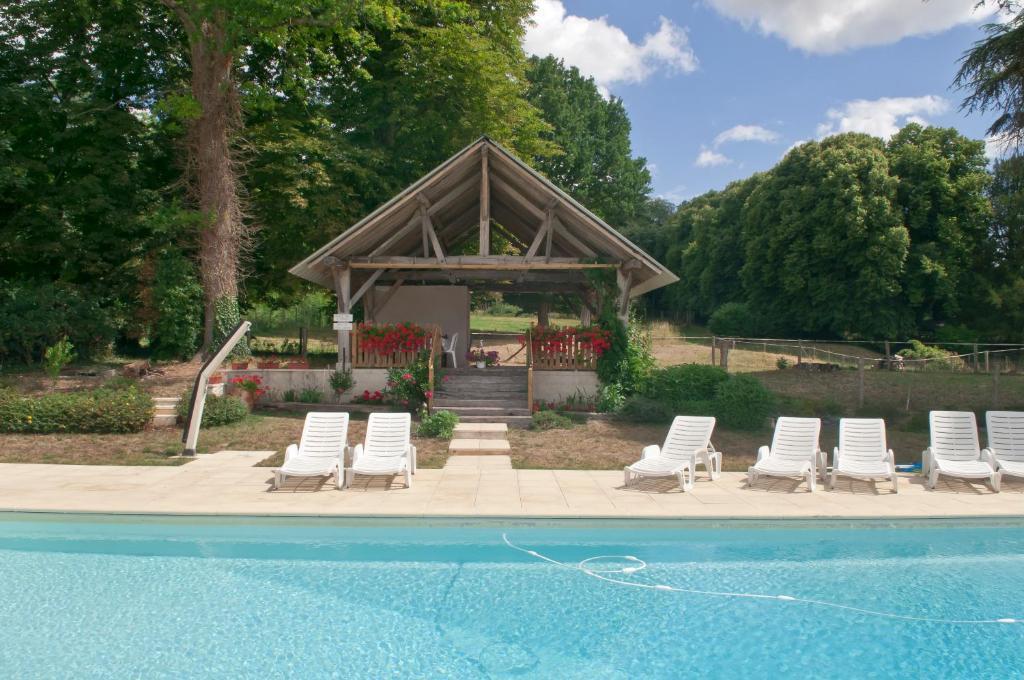 Chateau De Salvert - 4 Gites - 32 Personnes Neuille Exterior photo